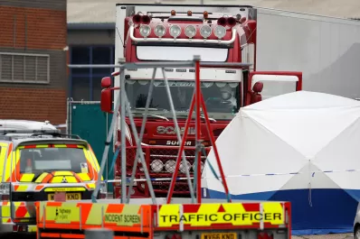 Horror en Inglaterra: encuentran a 39 inmigrantes muertos en el acoplado de un camión