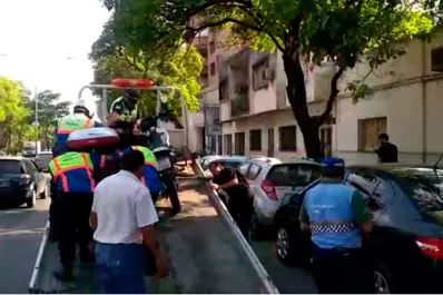 Sin casco ni carnet, el hijo de un legislador pasó cuatro semáforos en rojo y se fugó
