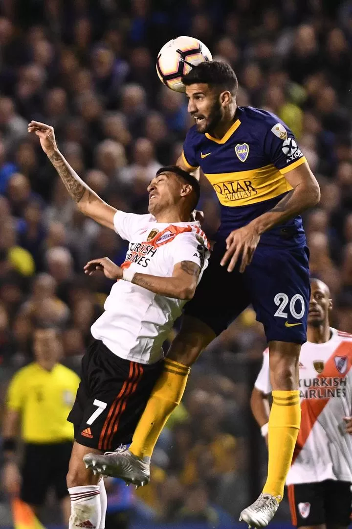 FIRMEZA. Lisandro López siempre ganó en las pelotas aéreas en el área local. telam