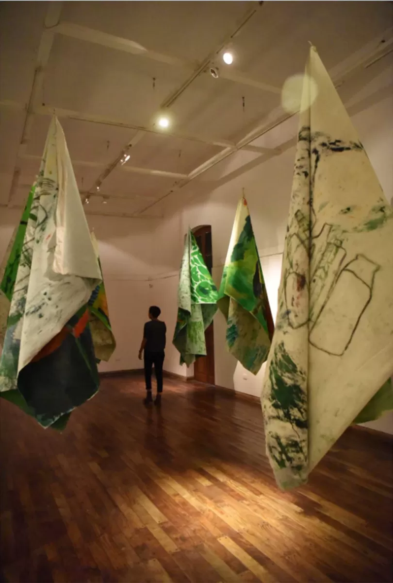 Salón del MUNT: la crisis ambiental se expresa en lonas pintadas