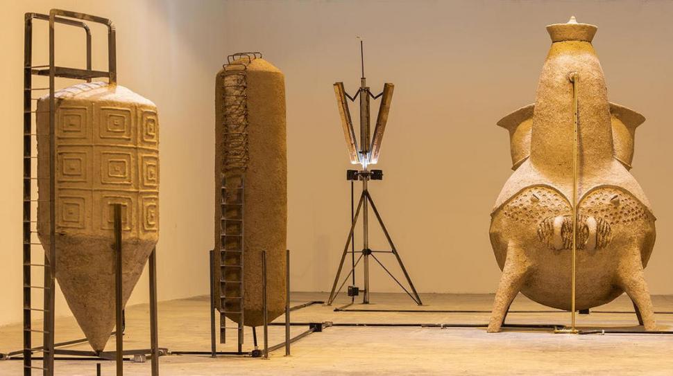 OBRAS DE GRAN TAMAÑO. Las ollas y hornos del tucumano se exponen y venden en Europa.