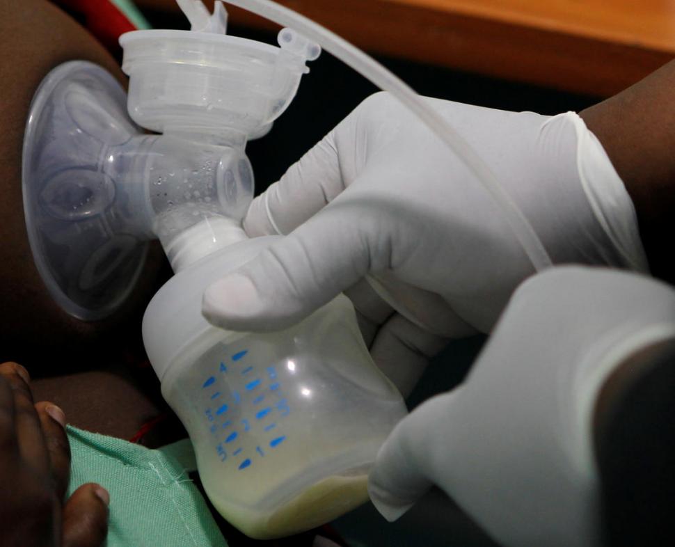 EL PROCESO. Una donante realiza una donación de leche.