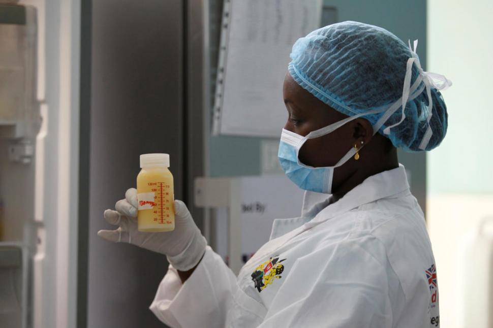 EL TESORO. Una enfermera sostiene una botella con leche materna.
