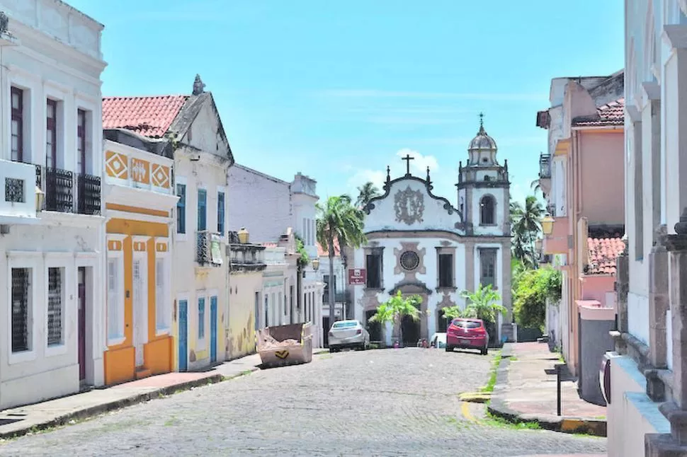 OLINDA. Al trazado serpenteante de sus calles se suman el color de las fachadas y el barroco de sus iglesias. 