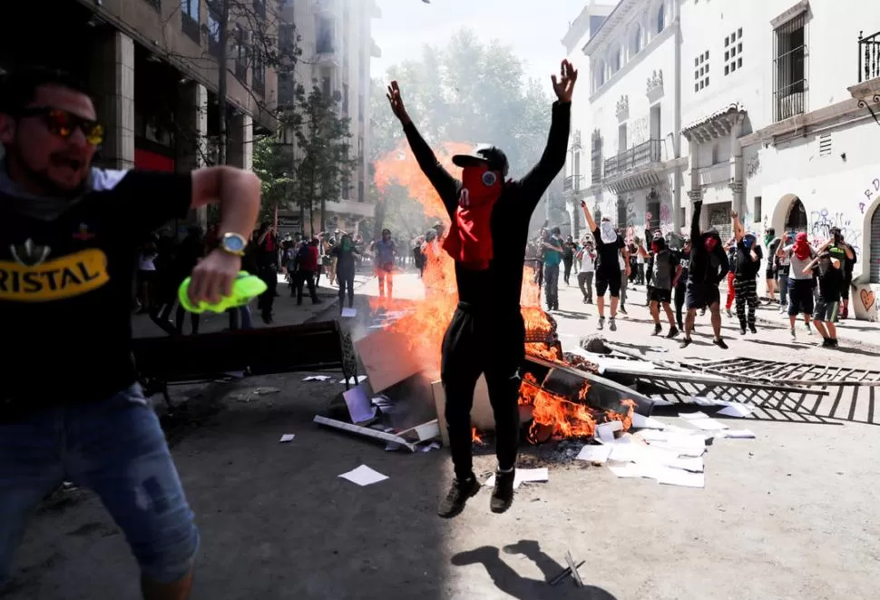 DESAFÍO. Muchos enfrentaron a la policía con fogatas y caras cubiertas.  reuters