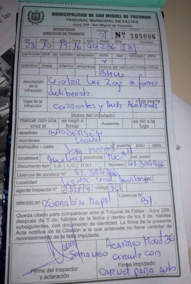 Sin casco ni carnet, el hijo de un legislador pasó cuatro semáforos en rojo y se fugó