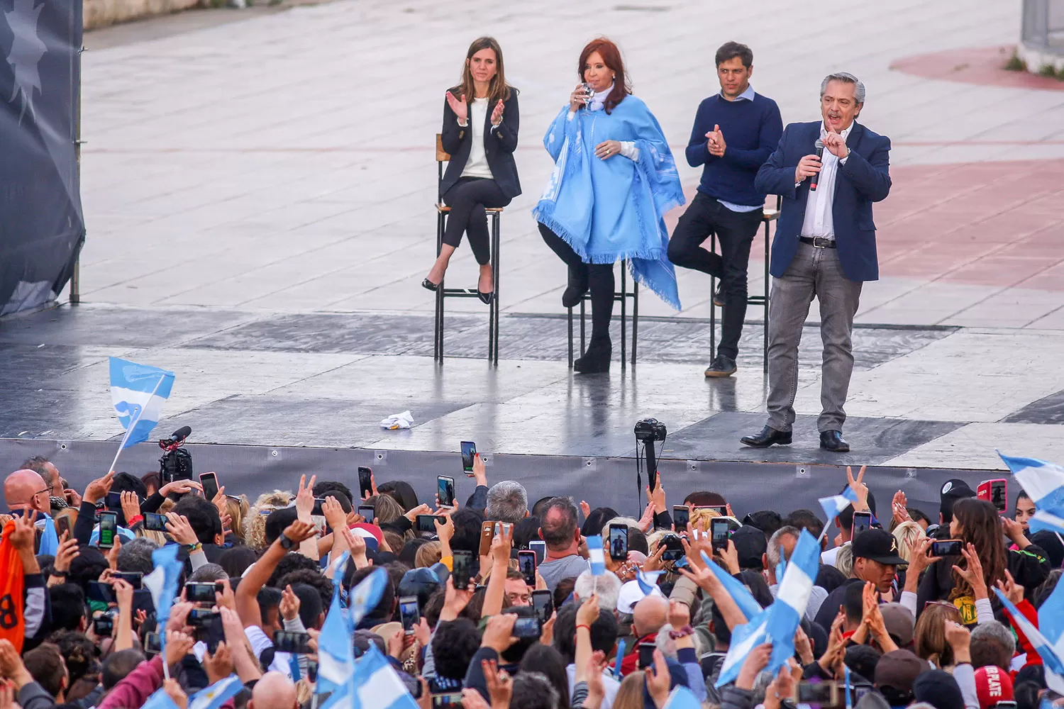 UNA MULTITUD. Es la que fue a saludar a Alberto y a Cristina a Mar del Plata. TÉLAM