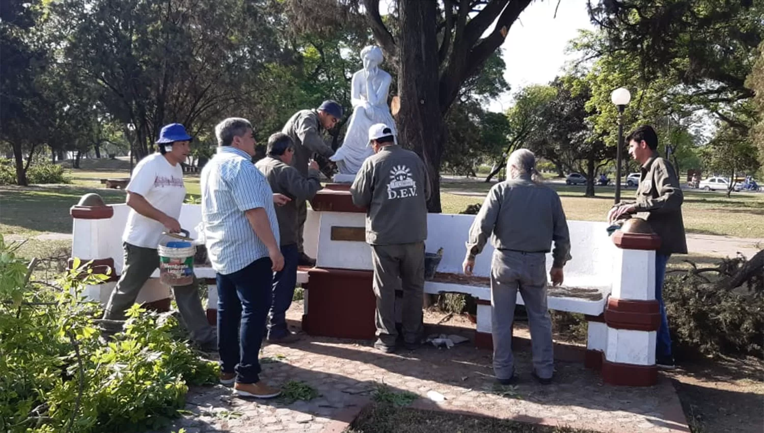 Los empleados del municipio colocaron la obra en el lugar en el que fue robada. 