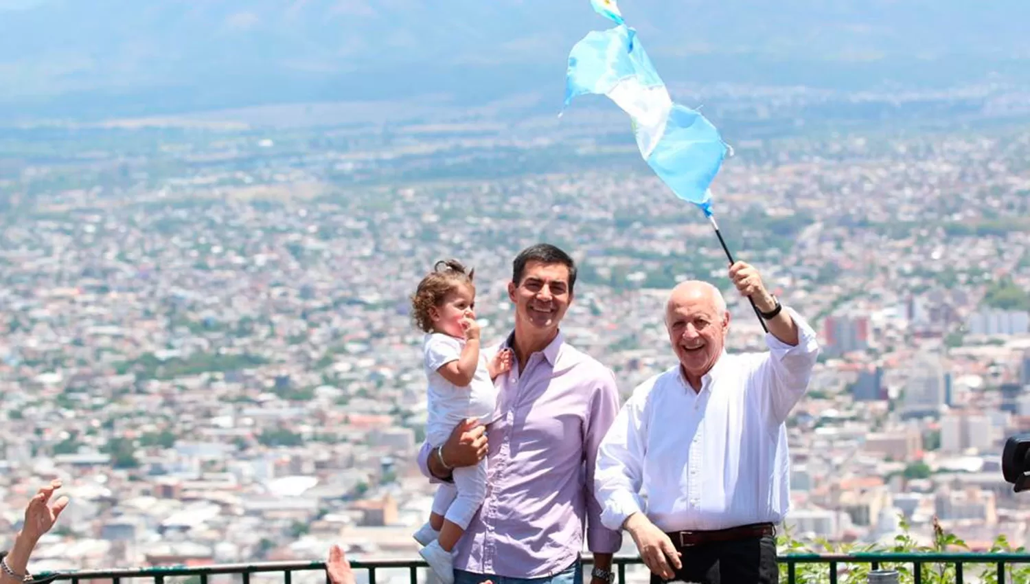 EN EL CERRO SAN BERNARDO. Urtubey y Lavagna pidieron a los argentinos que voten por una alternativa.