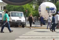 Acto peronista: en la plaza Independencia inflaron globos con tubos que llevó el Siprosa