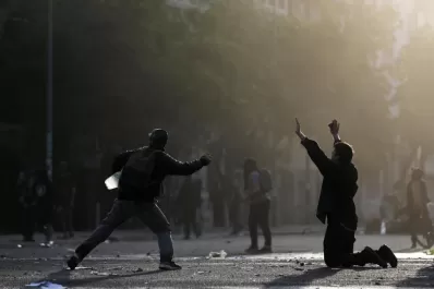 En Chile, con la noche llega el temor a la represión en plazas y barrios