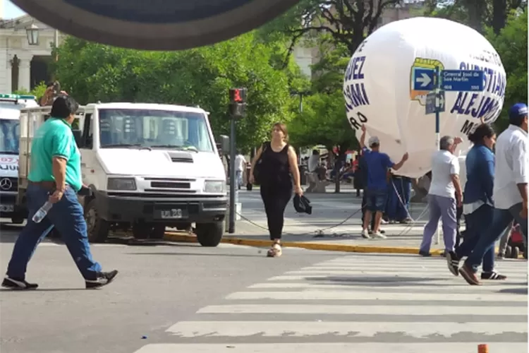 Desde un local tomaron la foto mientras un operario inflaba un globo, aparentemente con insumos del Siprosa.