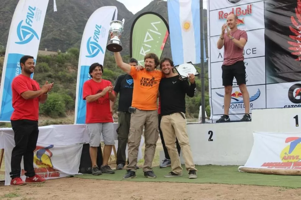 EN LO MÁS ALTO DEL PODIO RIOJANO. Adrián Acosta levanta la copa que lo acredita como campeón, y recibe el aplauso de sus colegas de vuelo. 