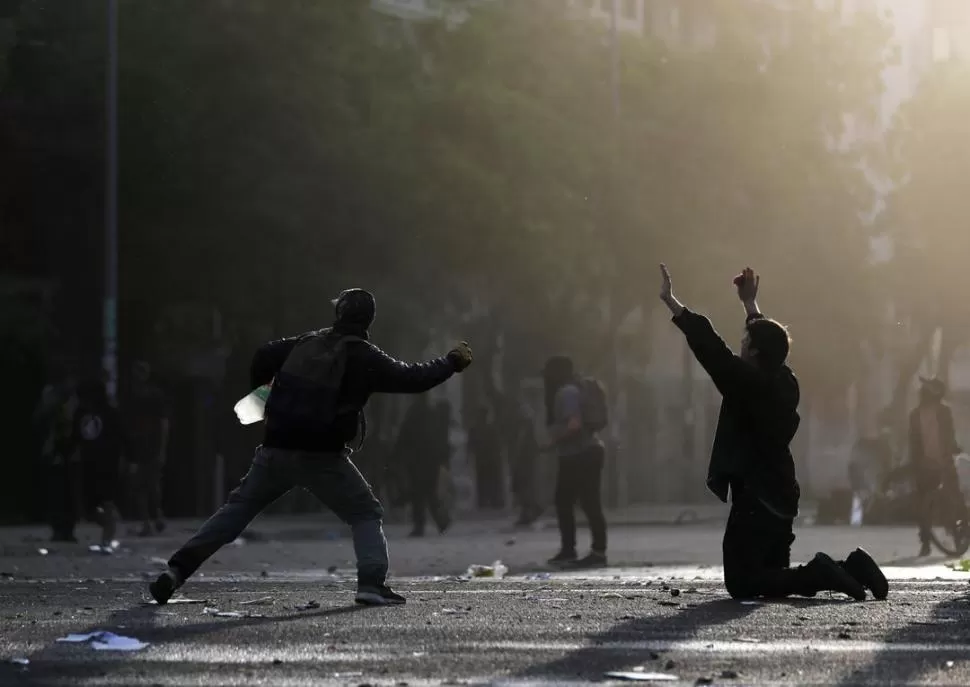 SIN PAZ. Los enfrentamientos en las calles no cesan desde hace seis días.  reuters 