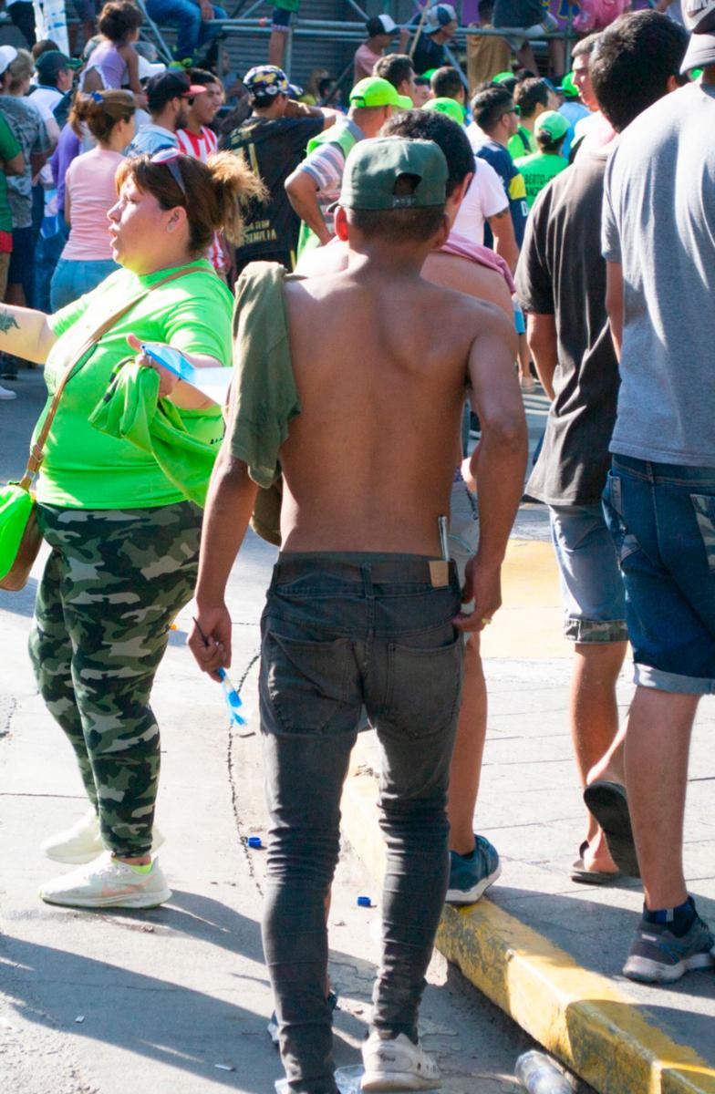 ENCUBIERTO. Quien lleva el arma blanca es acompañado por un secuaz. 