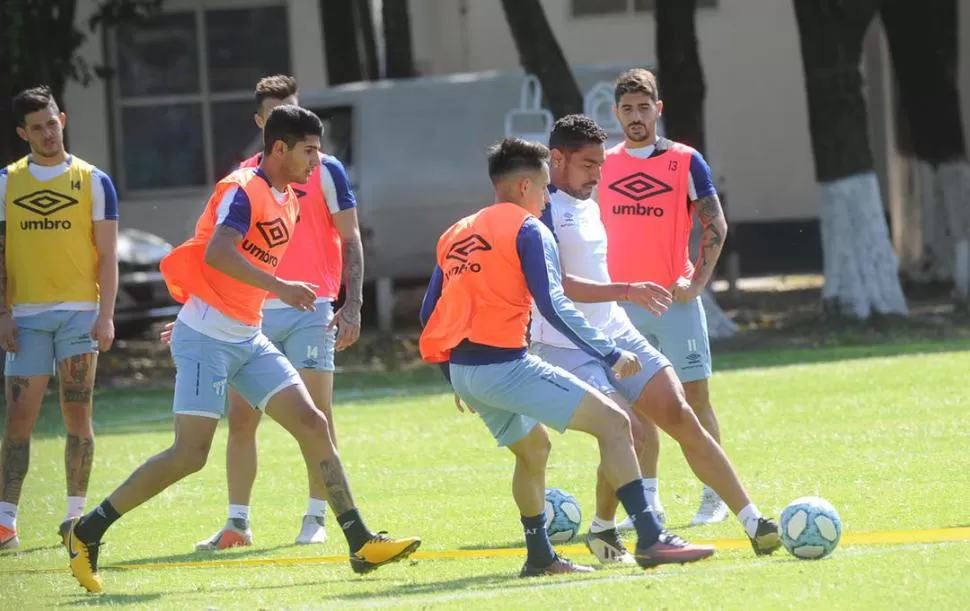SIGUEN PREPARÁNDOSE. Ortiz ante la marca de Gustavo Toledo, que hoy jugará por primera vez en Reserva, ante Patronato. la gaceta / fotos de hector peralta