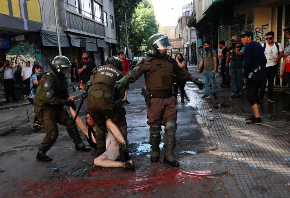 RESISTENCIA. Los anuncios de Piñera no conforman y sigue el reclamo.  Reuters