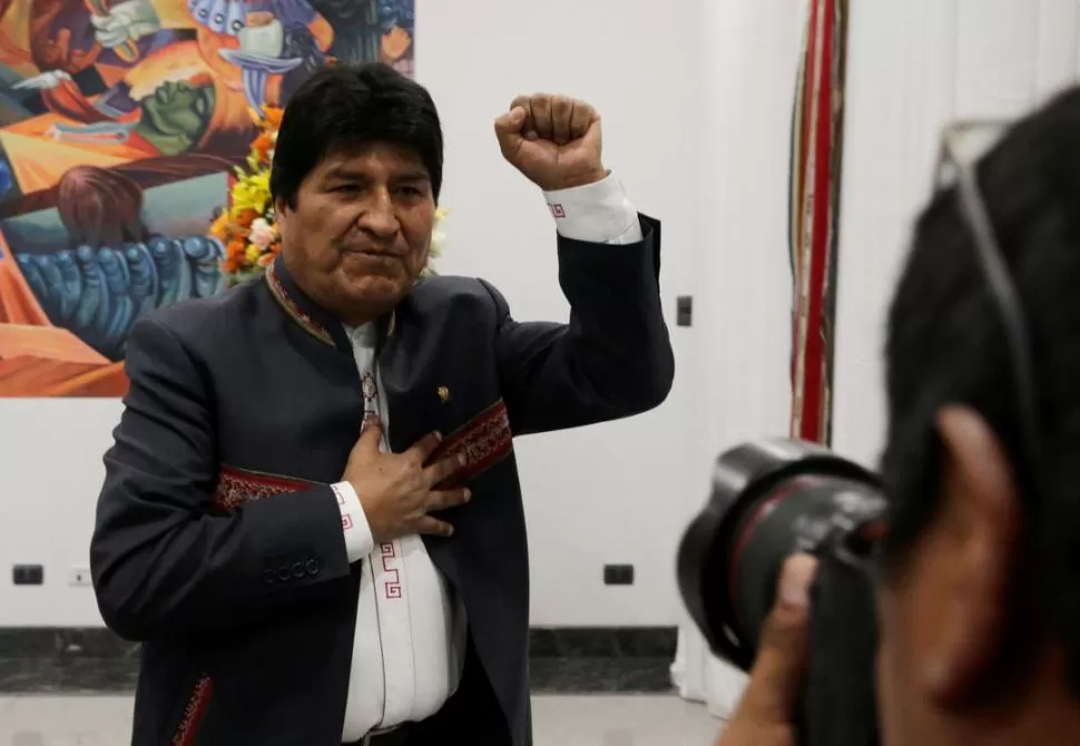 VICTORIOSO. El primer presidente indígena de Bolivia ganó las elecciones por un margen mínimo, y enfrenta críticas por haber forzado la reelección. Reuters
