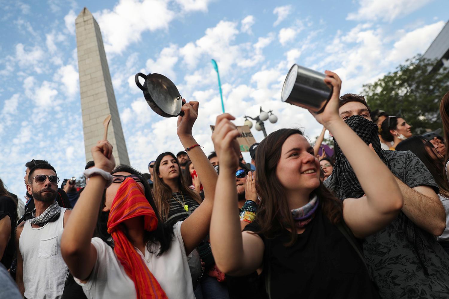 El pueblo chileno está hace ocho días en las calles reclamando la renuncia del presidente o cambios en las políticas económicas y sociales.