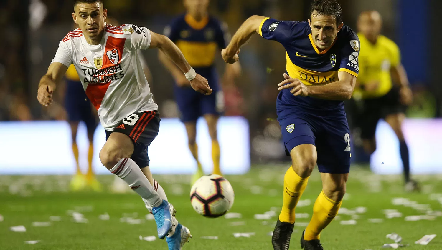 Borré (en la escena disputando el balón con Izquierdoz) no pudo jugar la final de Madrid por estar suspendido. (ARCHIVO)