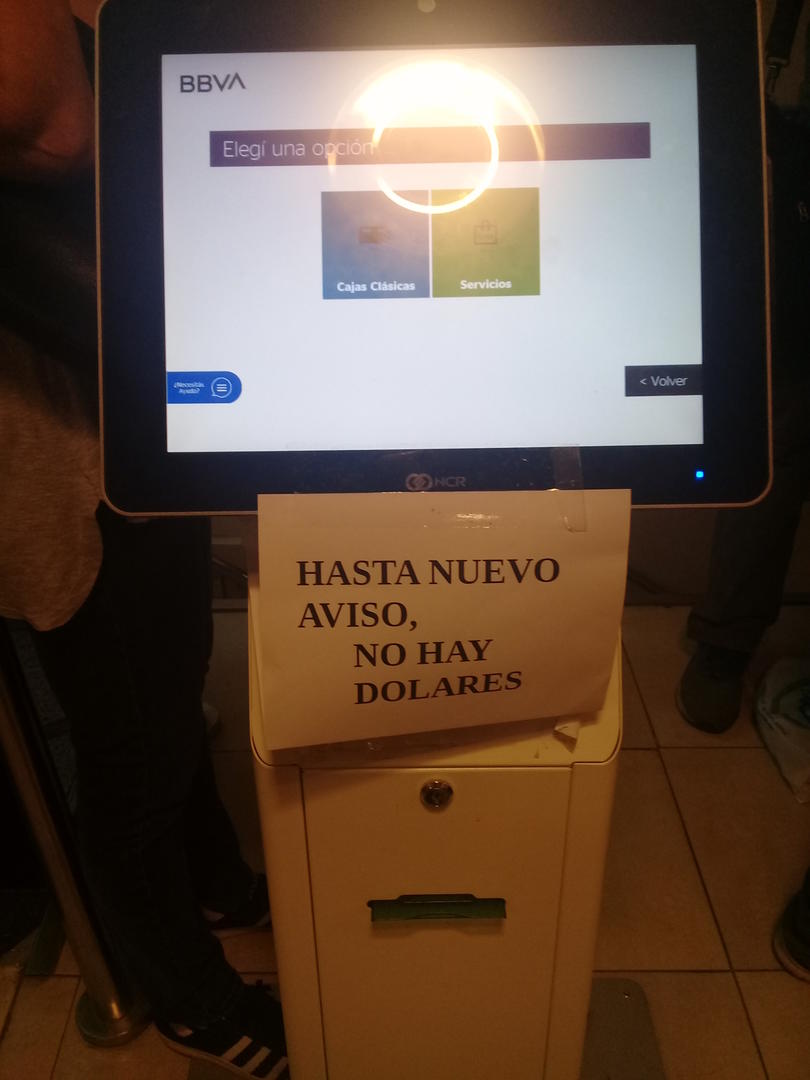 SORPRESA. La máquina de los turnos advierte sobre la falta de la divisa.