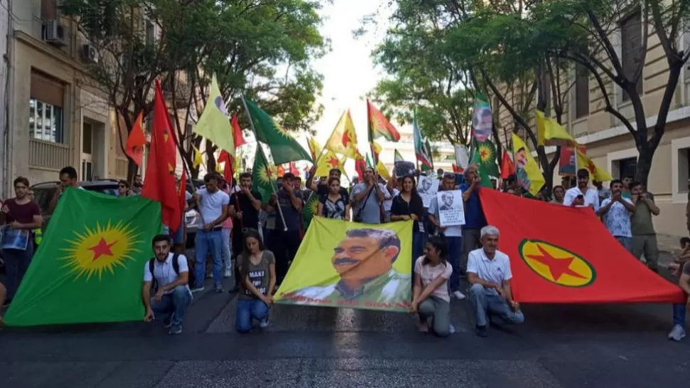 CONTRA ERDOGAN. Manifestantes kurdos y árabes protestaron esta semana frente a la sede de la ONU, en Siria.  