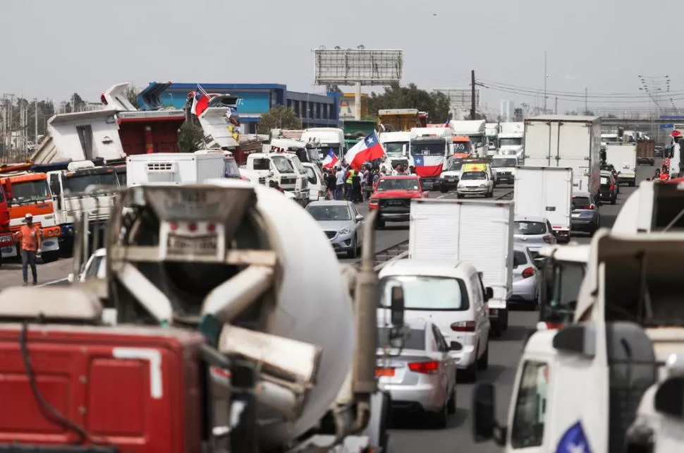 HORARIOS. Se mantiene el toque de queda en varias ciudades chilenas.  reuters