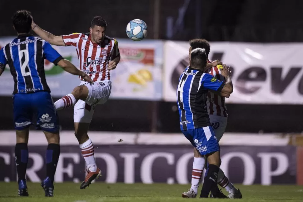 EL GOLEADOR. Pons es el arma letal del “Santo”. Es el máximo artillero de la Primera Nacional. 