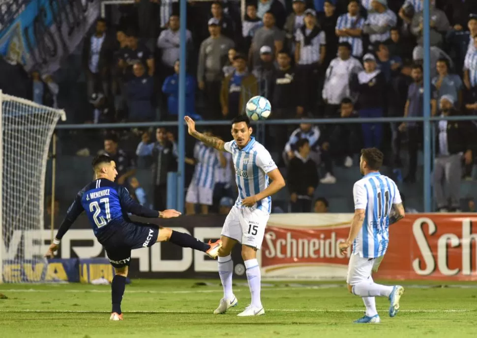 CERCA DE LA RED. Cabral mira la pelota tras un despeje. El defensor quiere cabecear el martes para vulnerar la valla rival. l a gaceta /  foto de osvaldo ripoll