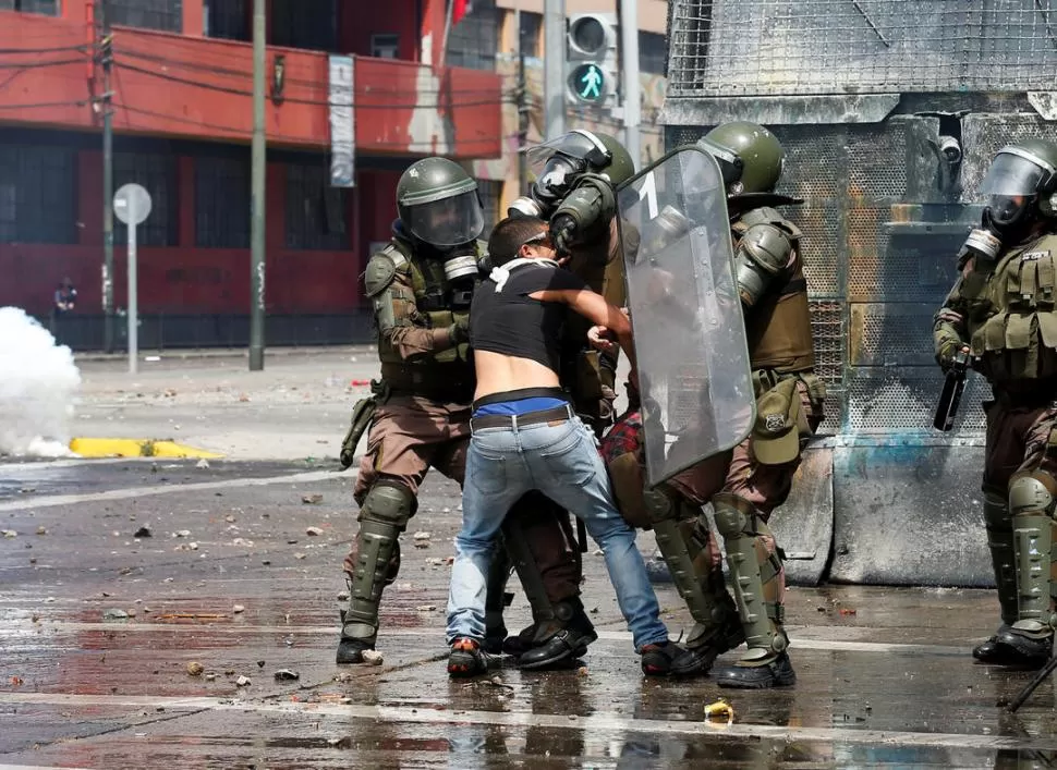 CAÓTICAS. La respuesta violenta de los gobierno a las protestas han acrecentado el descontento ciudadano.  reuters