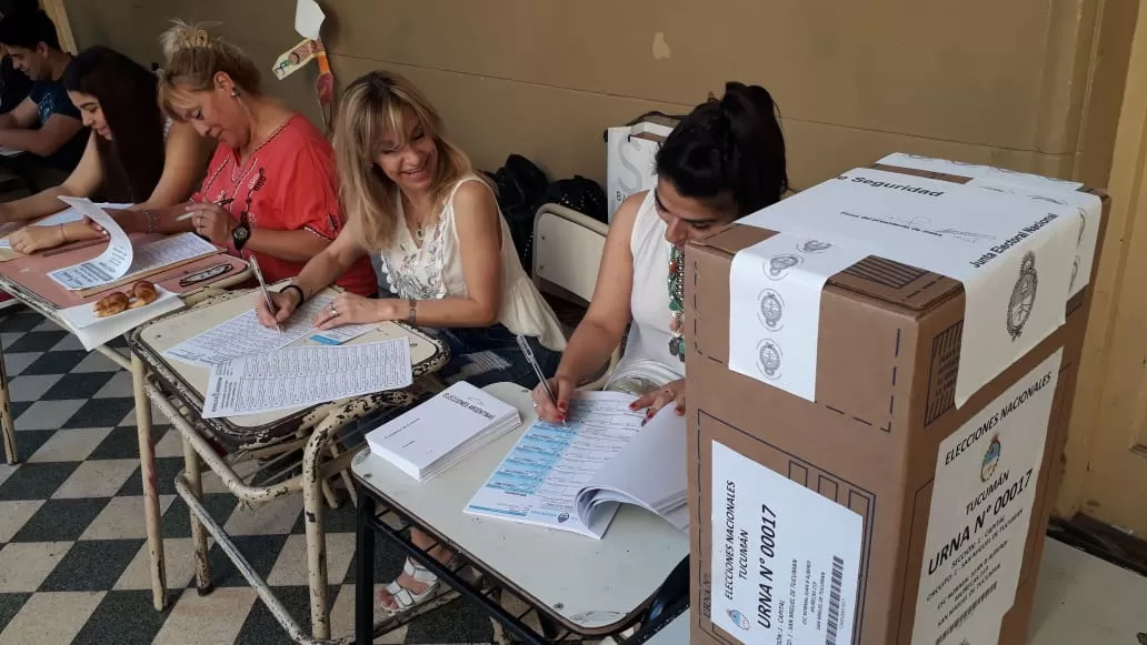 Las elecciones comenzaron con tranquilidad en la escuela Normal. LA GACETA/FOTO DE ANALÍA JARAMILLO