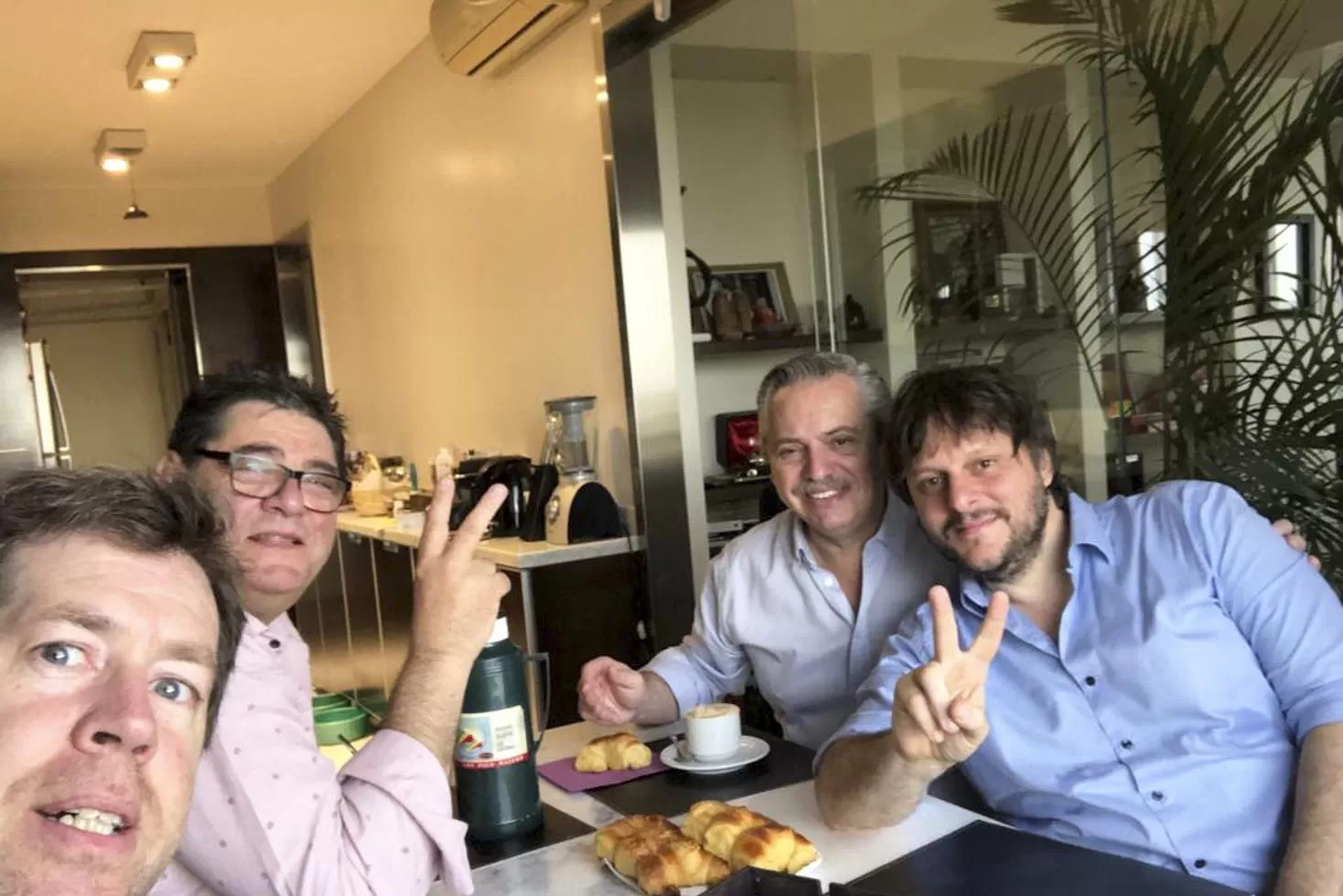 Alberto compartió el desayuno con parte de su equipo de trabajo. 