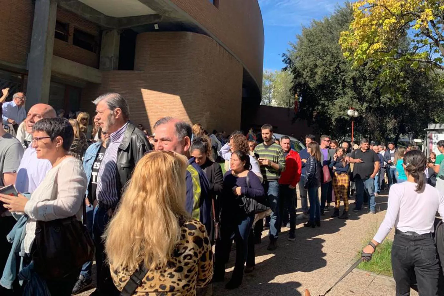 Largas colas de argentinos sufragar votar en Madrid: votó una señora de 93 años