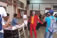 ¿Mejor país del mundo? Votó el Guasón en una escuela de Lanús