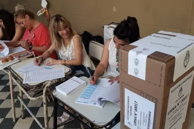 En una jornada tranquila, los tucumanos eligen a una de las seis fórmulas