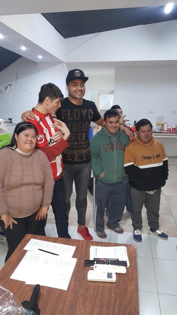 EMOCIÓN. Alumnos de la escuela “El Taller” posan con Moreira. 