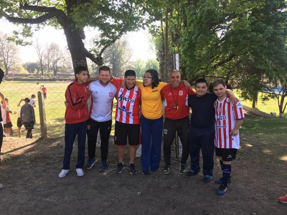 IMPEA II. Los chicos posan felices, con el utilero Cano y con Troitiño.