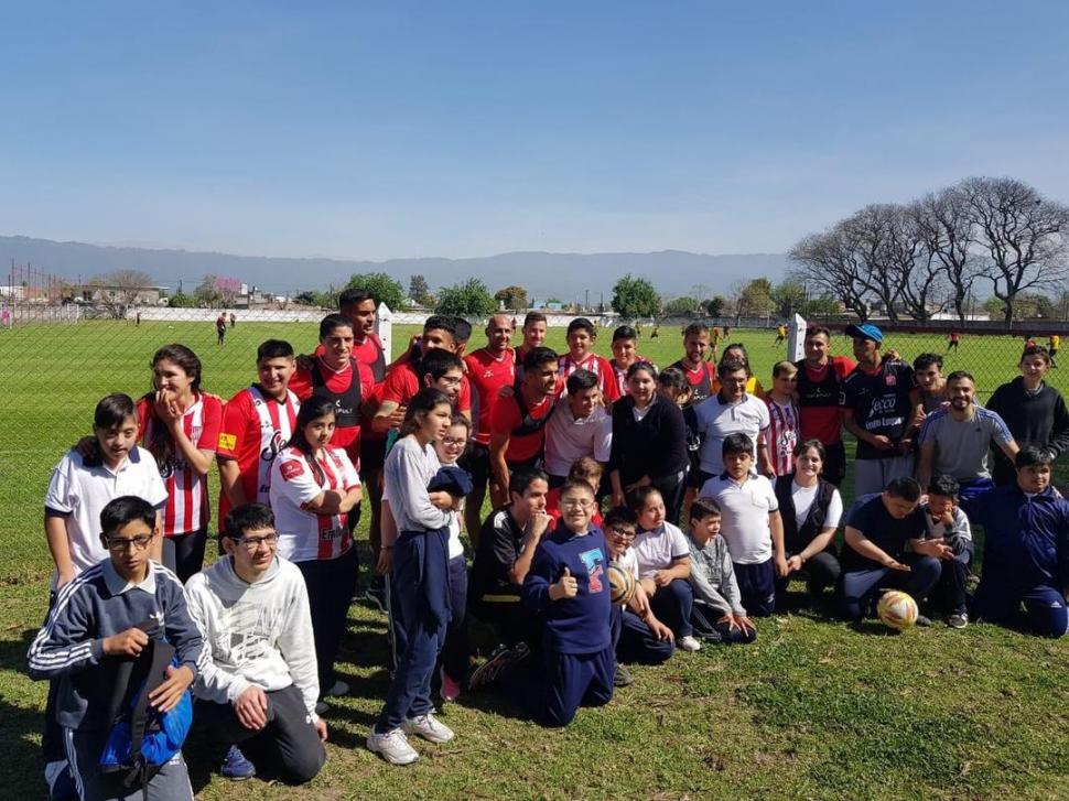 IMPEA I. El plantel recibió a los alumnos en el complejo, al término de un entrenamiento. 