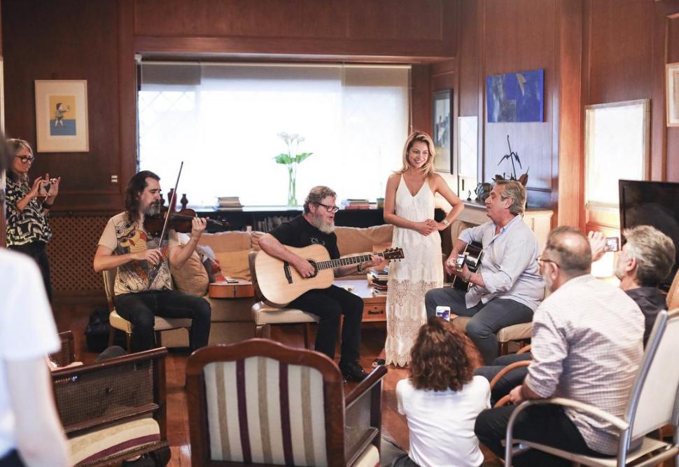 A TODA MÚSICA. Alberto Fernández compartió un almuerzo con amigos y guitarreó con Gustavo Santaolalla. frente de todos 