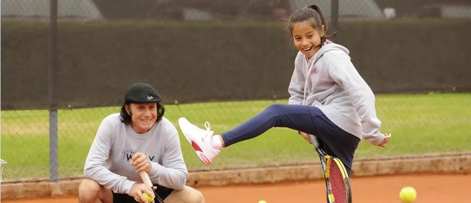 POPULAR. Vilas brinda clínicas distendidas por todo el país. Su maniobra es solicitada por los más chicos.  