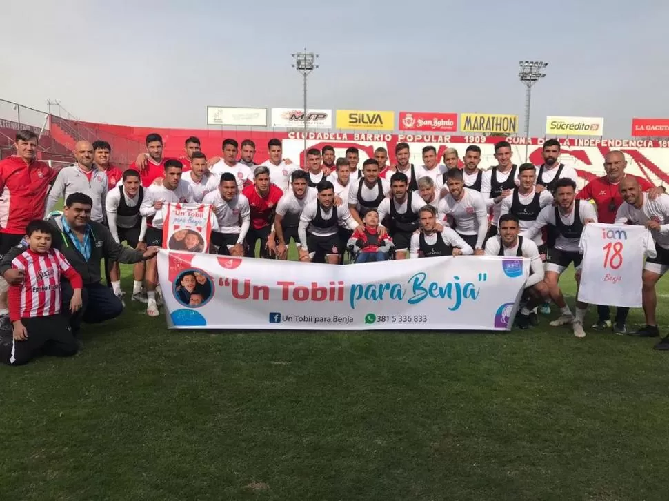 TODOS CON “BENJA”. El plantel posa feliz junto con Benjamín Ibarra; un niño que tiene problemas para comunicarse y necesita un aparato Tobii para lograrlo.