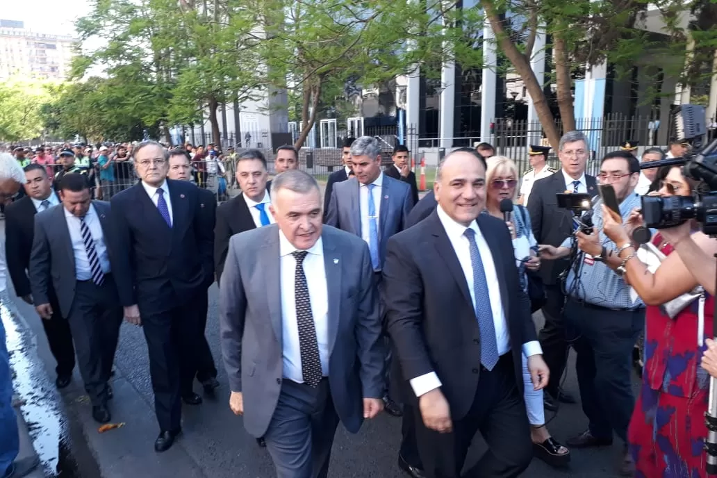 Manzur y Jaldo llegando para participar del acto en la Legislatura. LA GACETA/FOTO DE ANALÍA JARAMILLO 