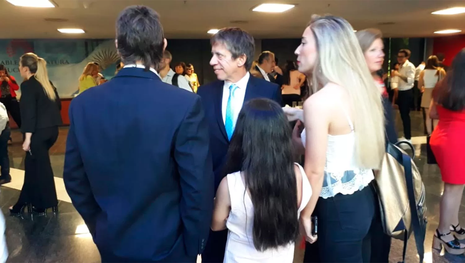 EN LA JURA. Bussi, junto a sus allegados, durante la ceremonia de hoy en el Teatro San Martín.