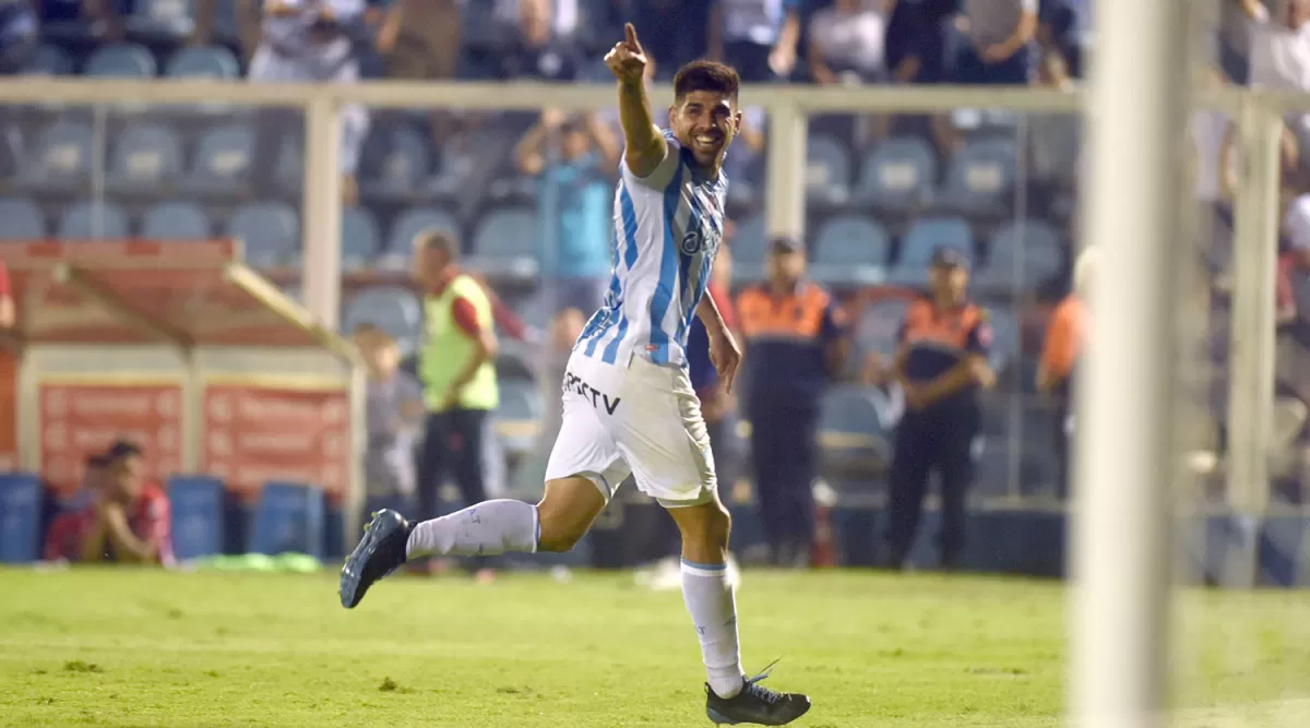 DESAHOGO. Leandro Díaz convirtió el segundo tanto sobre el final del partido. LA GACETA/FOTO DE DIEGO ARÁOZ