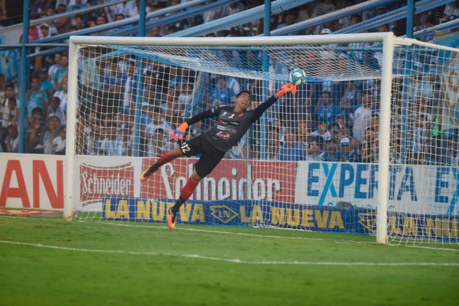 TREMENDO. Monzón definió con clase y el arquero Ramírez solo voló para la foto. LA GACETA / DIEGO ARÁOZ