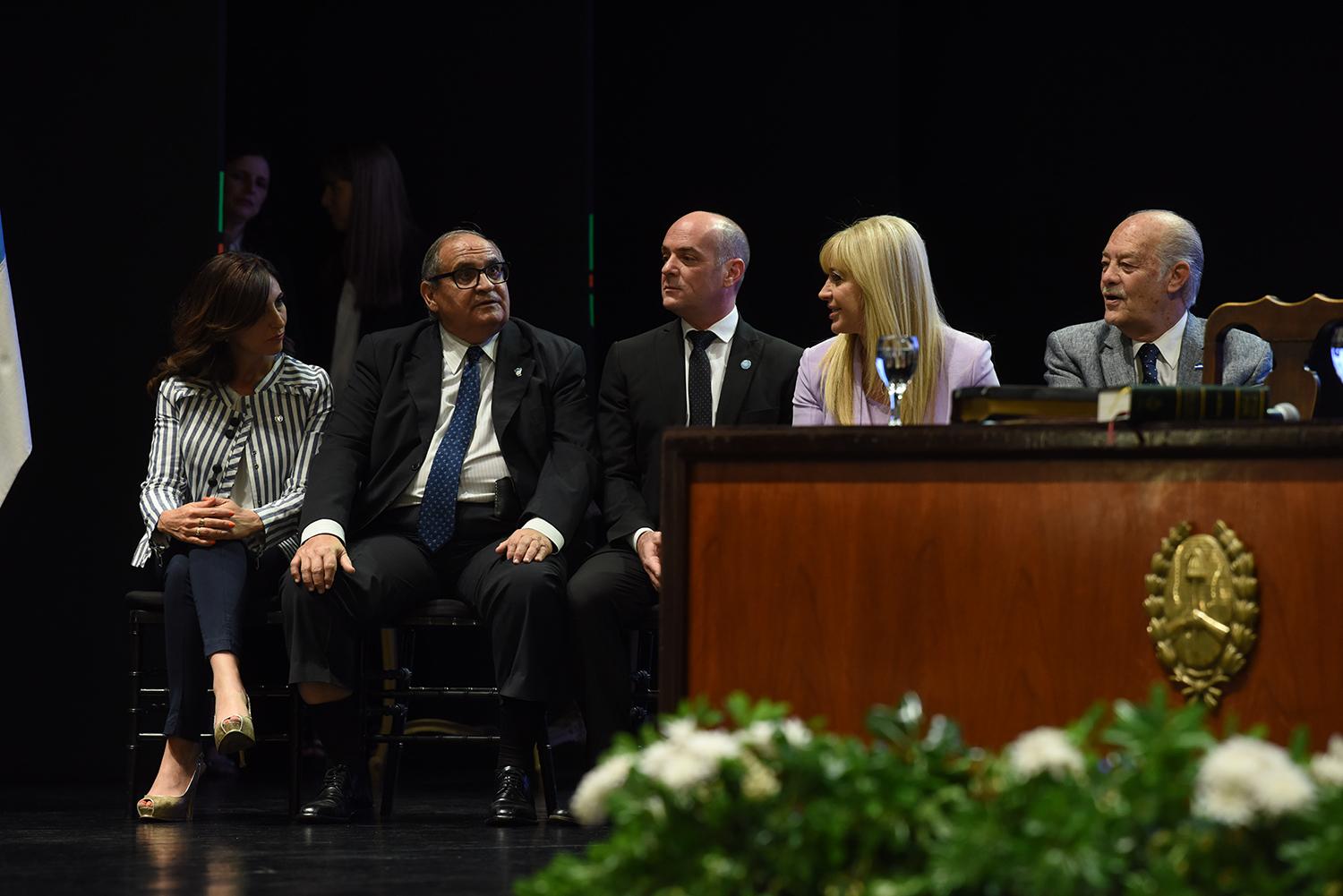 ESPERANDO LA JURA. Carolina Vargas Aignasse, Eduardo Garvich, Juan Pablo Lichtmajer, Rosana Chahla y Juan Luis Fernández