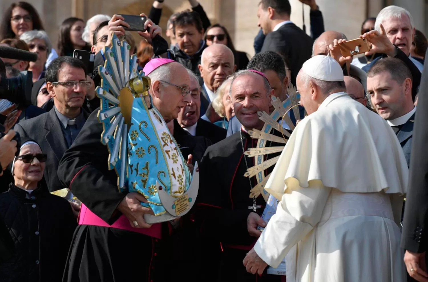 Ante el Papa, el Reino Unido devolvió una imagen de la Virgen de Luján que estuvo en Malvinas