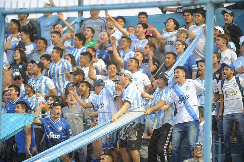 HAY QUE SABER SUFRIR. En las plateas, el desahogo llegó sobre el final. la gaceta / foto de hector peralta