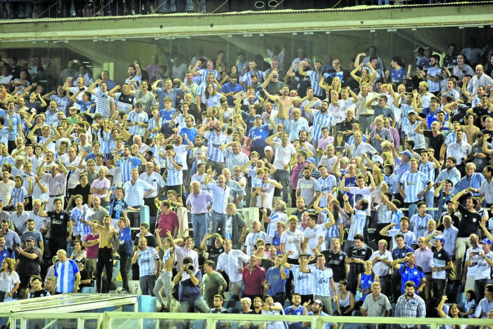 CAMBIO. La hinchada sufrió el partido, pero al final armó una fiesta. 