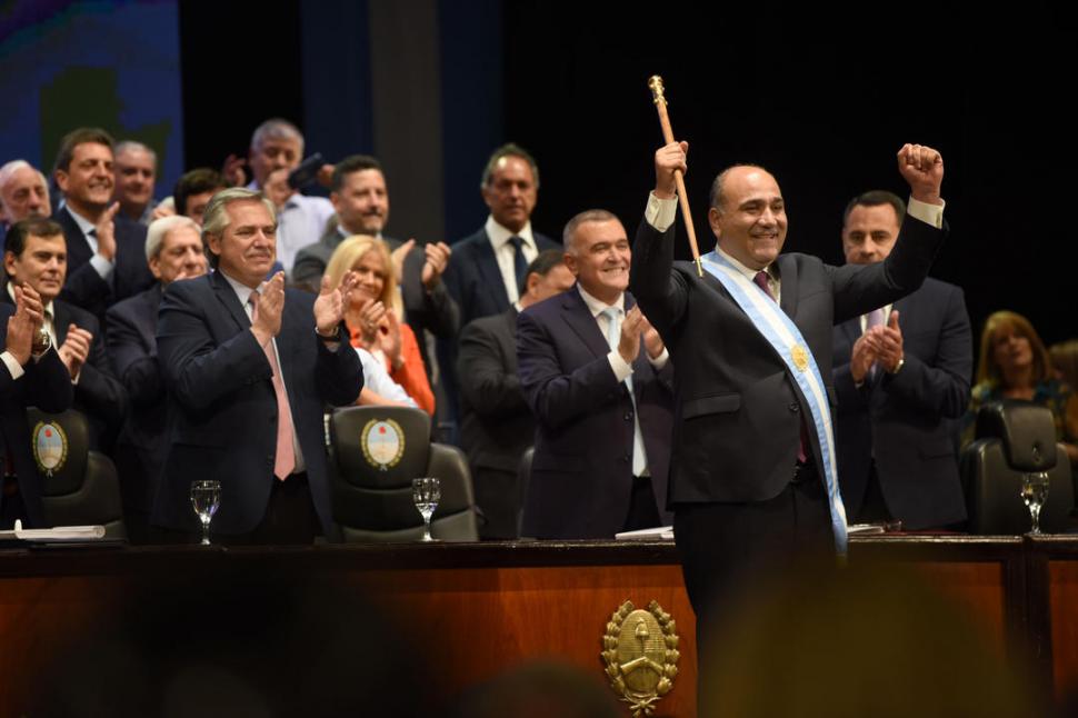 CON EL BASTÓN DE MANDO. Manzur saluda a los invitados que asistieron al acto en el Teatro Mercedes Sosa. la gaceta / Foto Juan Pablo Sánchez Noli